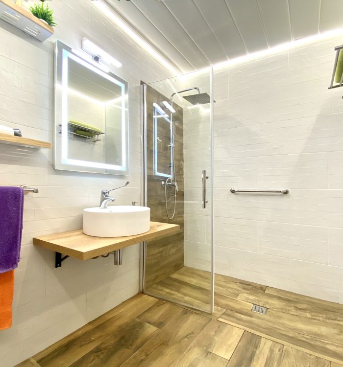 Baño dentro de habitación desván.